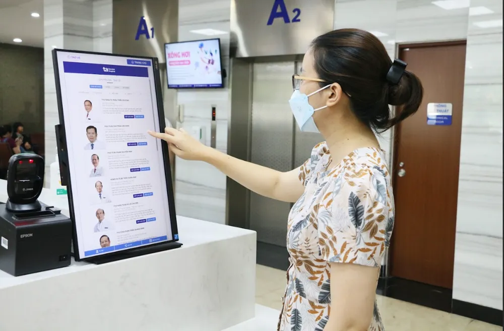 Bệnh viện Tâm Anh đưa vào sử dụng kios đăng ký và thanh toán giúp tiết kiệm thời gian chờ và thủ tục hành chính. Ảnh: BVCC Bệnh viện Tâm Anh đưa vào sử dụng kios đăng ký và thanh toán giúp tiết kiệm thời gian chờ và thủ tục hành chính.png
