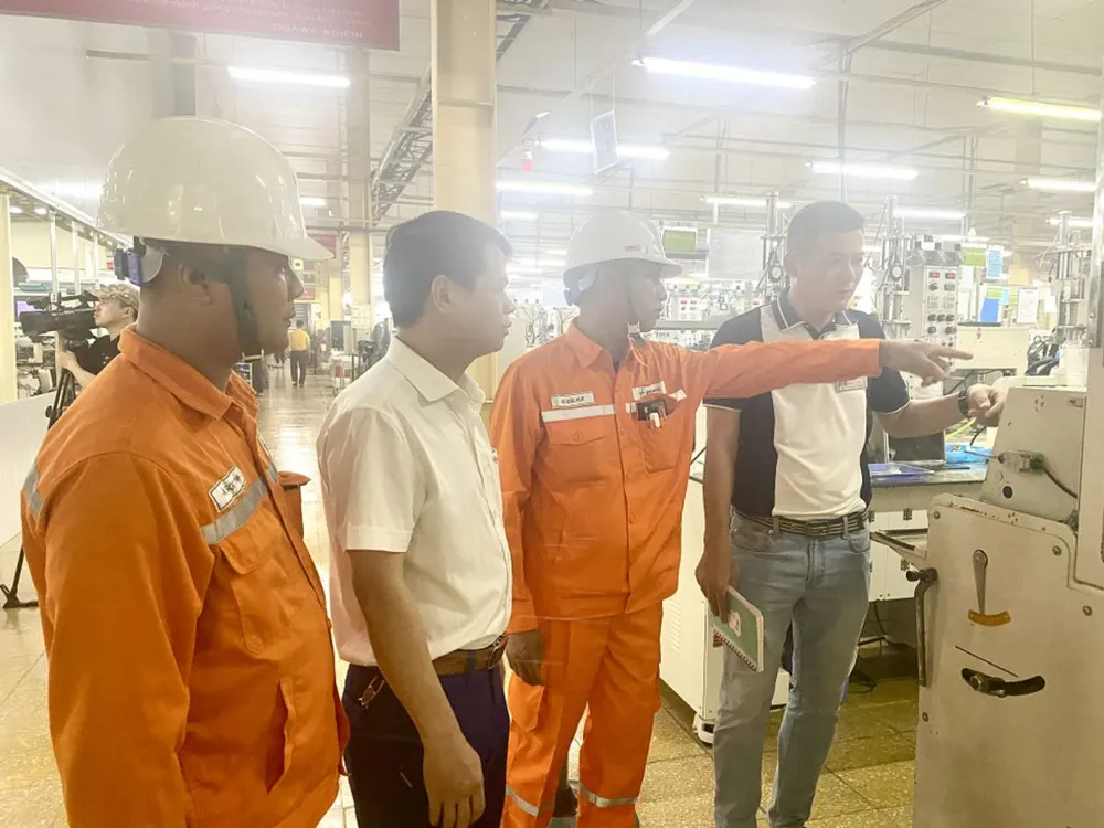 Tính đến hết 30-6-2024, EVNNPC đã ký thỏa thuận điều chỉnh phụ tải (DR) với 4.356 khách hàng, đạt tỷ lệ 91,28%. Tính đến hết 30-6-2024, EVNNPC đã ký thỏa thuận điều chỉnh phụ tải (DR) với 4.356 khách hàng, đạt tỷ lệ 91,28%.png