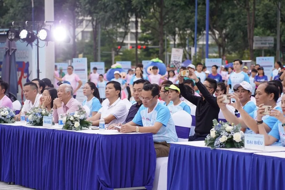 Giải chạy nhằm lan tỏa đến cá nhân, doanh nghiệp, người nổi tiếng hãy tuân thủ theo quy định pháp luật về quảng cáo. Hơn 600 vận động viên tham gia giải chạy thiện nguyện ‘Nói không với quảng cáo sai sự thật’.jpg