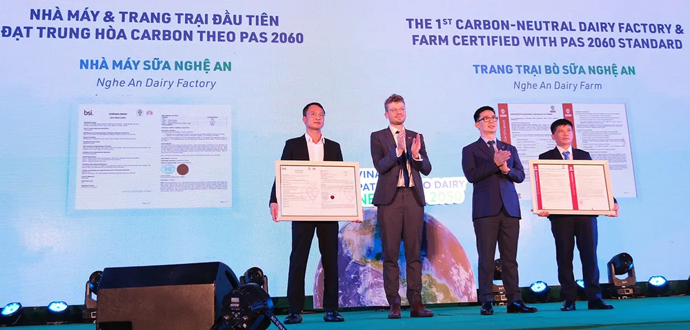 Đến nay, Vinamilk là công ty sữa đầu tiên và duy nhất tại Việt Nam có các nhà máy và trang trại đạt trung hòa Carbon.jpg