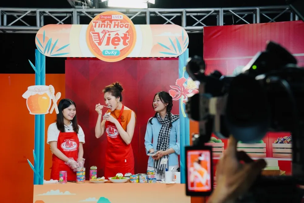 MC Thanh Thanh Huyền thích thú khi nếm thử hương vị pate cột đèn, món đặc sản Hải Phòng nổi danh trong cộng đồng ẩm thực cả nước. MC Thanh Thanh Huyền thích thú khi nếm thử hương vị pate cột đèn, món đặc sản Hải Phòng nổi danh trong cộng đồng ẩm thực cả nước.jpeg