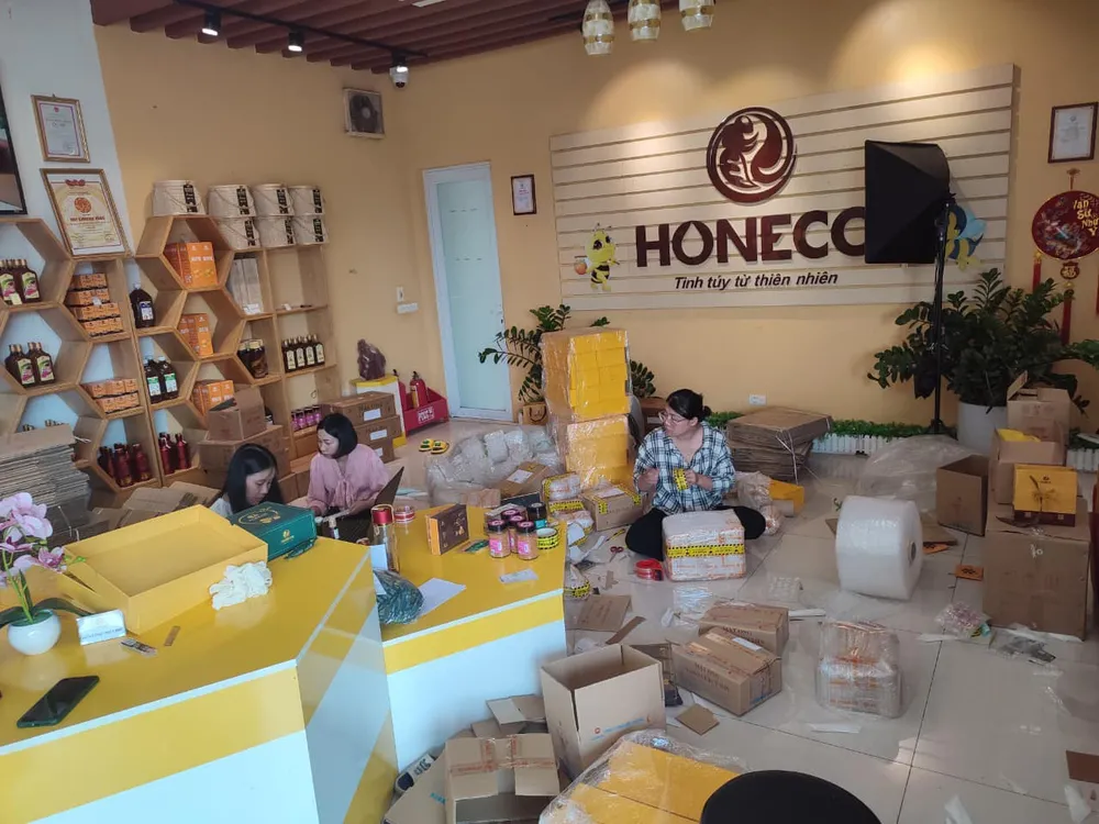 Nhân viên Honeco tất bật đóng gói đơn hàng trong và sau phiên livestream “Shopee - Tinh Hoa Việt Du Ký”. Nhân viên Honeco tất bật đóng gói đơn hàng trong và sau phiên livestream “Shopee - Tinh Hoa Việt Du Ký”.jpg