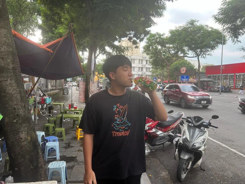 P.Đ.A, sinh viên năm 3 ngành Hóa dầu, trường Đại học Bách khoa Hà Nội đã trở thành khách hàng đặc biệt may mắn của chương trình “Hè nóng thưởng nóng, giải nhiệt trúng thiệt” khi trúng 200 triệu đồng tiền mặt nhờ giải nhiệt cuộc sống mỗi ngày với Trà Xanh Không Độ. Một sinh viên trúng 200 triệu đồng nhờ giải nhiệt cuộc sống với Trà Xanh Không Độ.jpg