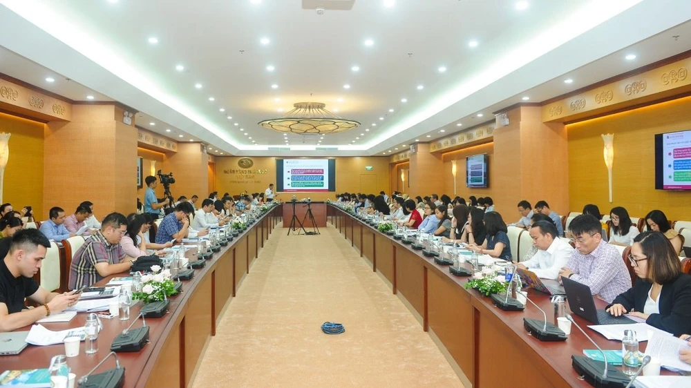 Hội thảo khoa học “Phát triển lành mạnh tín dụng tiêu dùng, đẩy lùi “tín dụng đen” ngày 18-7 tập trung vào các giải pháp đồng hành cùng khách hàng. Giải pháp nâng cao trách nhiệm và hỗ trợ khách hàng nhằm phát triển tín dụng tiêu dùng.JPG