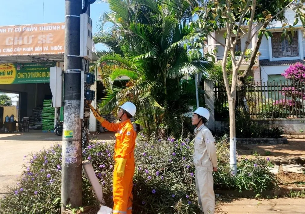 PC Gia Lai đẩy mạnh công tác kiểm tra khách hàng sử dụng điện. PC Gia Lai đẩy mạnh công tác kiểm tra khách hàng sử dụng điện.jpg