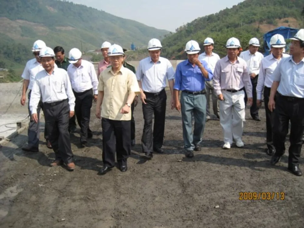 Chủ tịch Quốc hội Nguyễn Phú Trọng thăm khu quản lý hành chính Công trình Thủy điện Đồng Nai 3 (xã Quảng Khê, huyện Đắk Glong, tỉnh Đắk Nông) năm 2009. Nhớ về chuyến thăm của Tổng Bí thư Nguyễn Phú Trọng tại công trình Nhà máy Thủy điện Đồng Nai 3.jpg