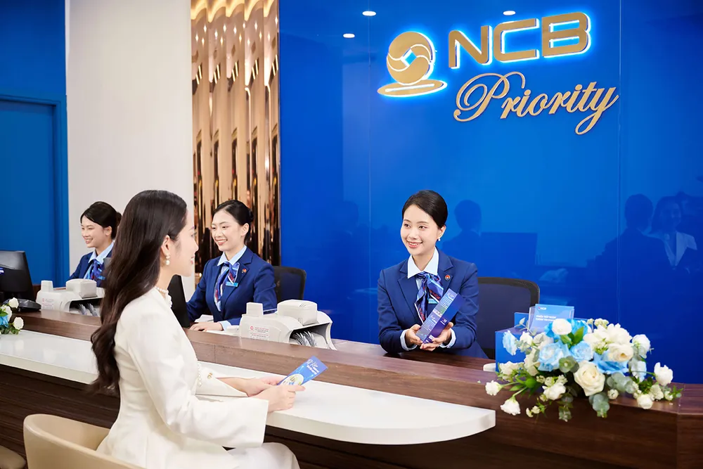 Khách hàng giao dịch tại NCB. NCB được duyệt phương án cơ cấu lại đến năm 2030, quyết liệt tái cơ cấu theo lộ trình.jpg