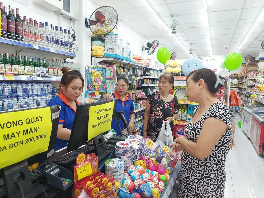 Khách hàng hưởng nhiều ưu đãi nhân ngày khai trương Co.op Smile.jpg