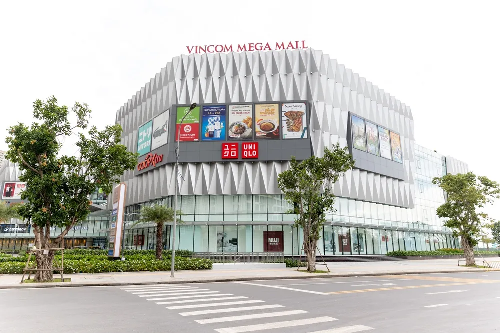 Vincom Mega Mall Grand Park nằm tại tâm điểm đại đô thị Vinhomes Grand Park (TP.Thủ Đức, TP.HCM), với tổng diện tích hơn 45.000 m2 lấy cảm hứng từ phong cách “Park-In-Mall” đã chính thức khai trương. Vincom đồng loạt khai trương thêm 2 Trung tâm Thương mại mới.jpg