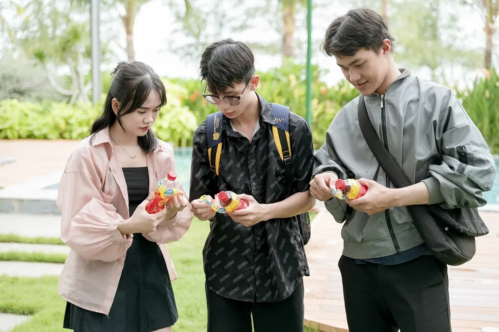 Nhiều người trẻ háo hức thanh lọc cơ thể để tươi mát hơn mỗi ngày và săn các giải thưởng giá trị từ chương trình “Xé nhãn Trà Dr Thanh, 1 lần trúng x9 lần quà”. 3 bước đơn giản để có cơ hội trúng 9 miếng vàng SJC cùng Trà Dr Thanh.jpg