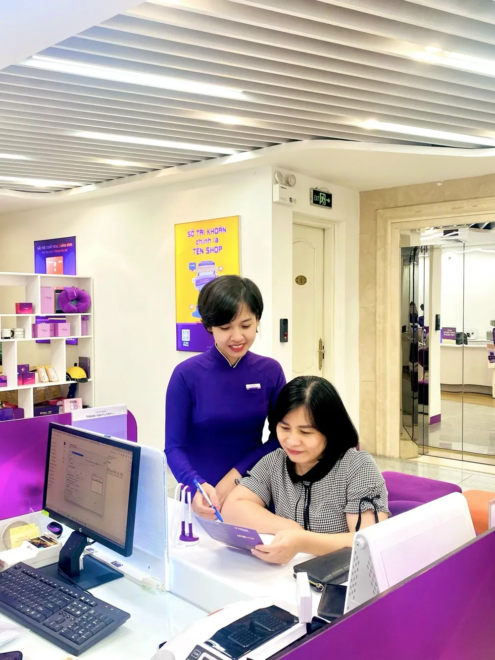 Cán bộ ngân hàng kịp thời ngăn chặn khách hàng bị kẻ gian lừa tiền.jpg