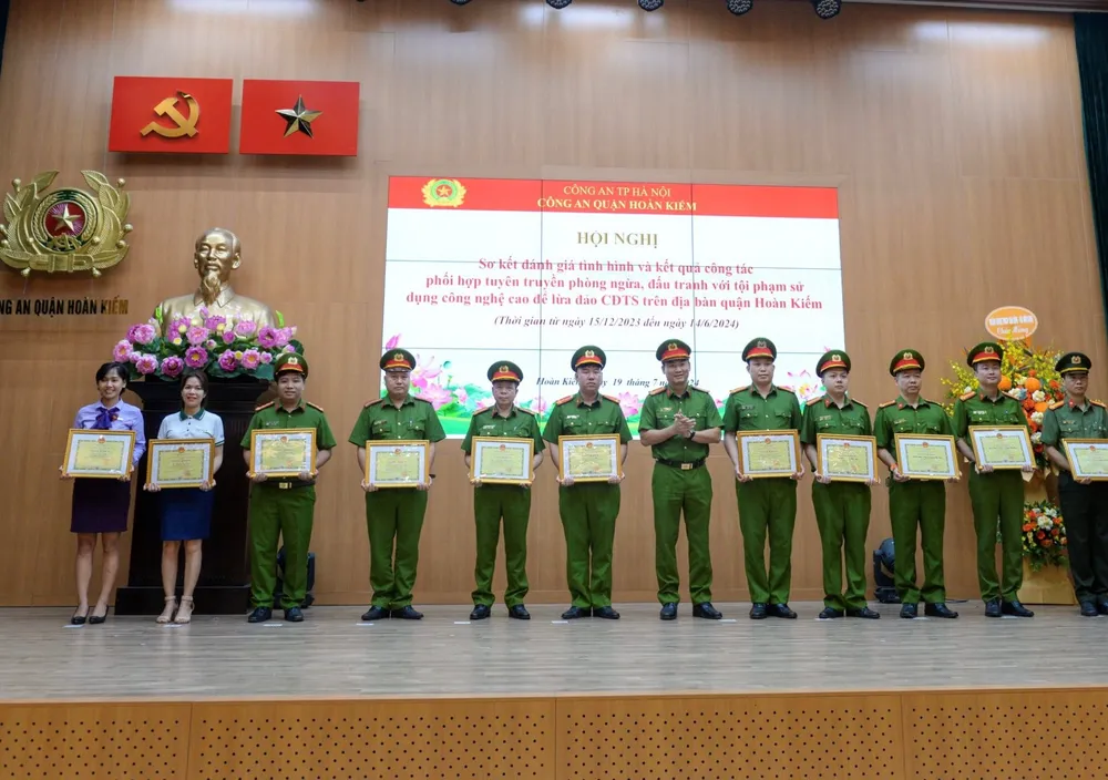 Chuyên viên Vũ Thị Lương – Ngân hàng Tiên Phong nhận bằng khen.jpg