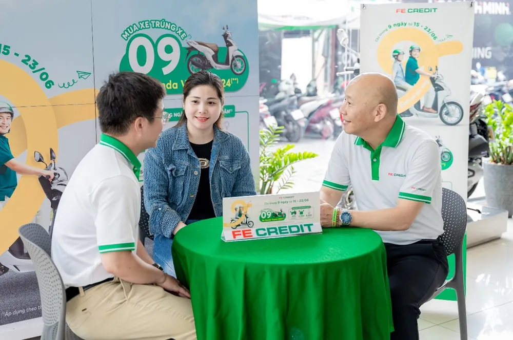 Đại diện FE CREDIT trò chuyện cùng chị Tú Quyên để lắng nghe các ý kiến đóng góp. Đại diện FE CREDIT trò chuyện cùng chị Tú Quyên để lắng nghe các ý kiến đóng góp.jpg