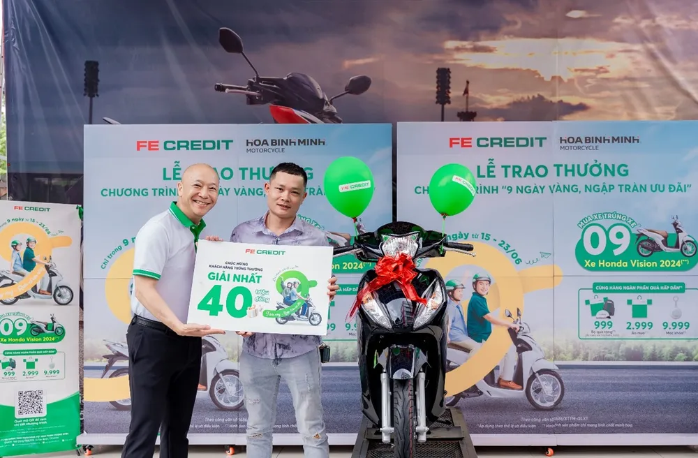 Đại diện FE CREDIT trao giải thưởng đến anh Trần Minh Sang, khách hàng may mắn của chương trình “9 tuần vàng – Ngập tràn ưu đãi”. FE CREDIT trao thưởng xe máy, hoàn tiền đến khách hàng.jpg