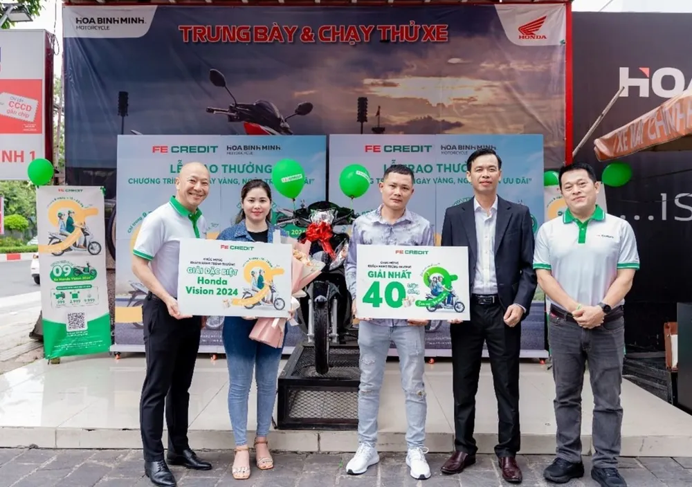 Đại diện FE CREDIT trao giải đến 2 khách hàng may mắn trong chương trình “9 ngày vàng - Ngập tràn ưu đãi” và “9 tuần vàng – Ngập tràn ưu đãi”. FE CREDIT trao thưởng xe máy, hoàn tiền đến khách hàng.jpg