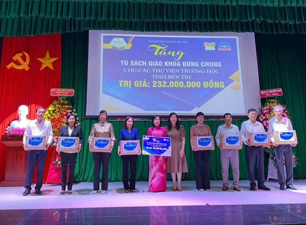 Bà Bùi Thu Giang - Phó Tổng Giám đốc Giáo dục Phương Nam, đại diện NXBGDVN trao tặng 9 tủ sách cho các thư viện tỉnh Bến Tre.jpg