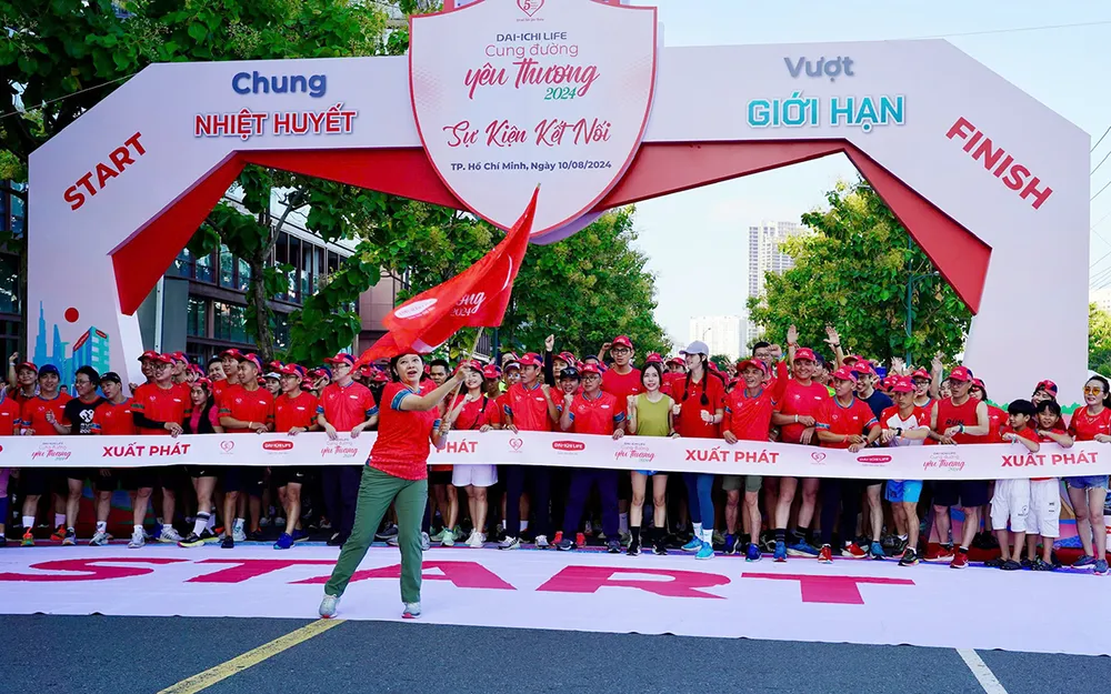 Bà Nguyễn Thị Thanh Nhã, Phó TGĐ Tài chính Dai-ichi Life Việt Nam, phất cờ xuất phát tại sự kiện Kết nối – Chạy bộ vượt chướng ngại vật. Vui nhộn sự kiện kết nối ‘Dai-ichi Life – Cung đường yêu thương 2024” tại TP.HCM.jpg