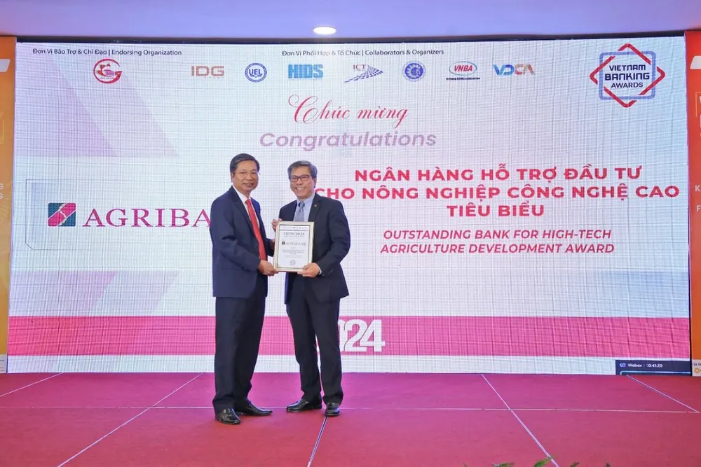 Ông Phạm Gia Khương - Phó Trưởng Văn phòng Đại diện khu vực miền Nam (bên trái) đại diện Agribank nhận danh hiệu “Ngân hàng hỗ trợ đầu tư cho nông nghiệp công nghệ cao tiêu biểu” 2024. Agribank được vinh danh 3 giải thưởng Ngân hàng Việt Nam tiêu biểu 2024.jpg