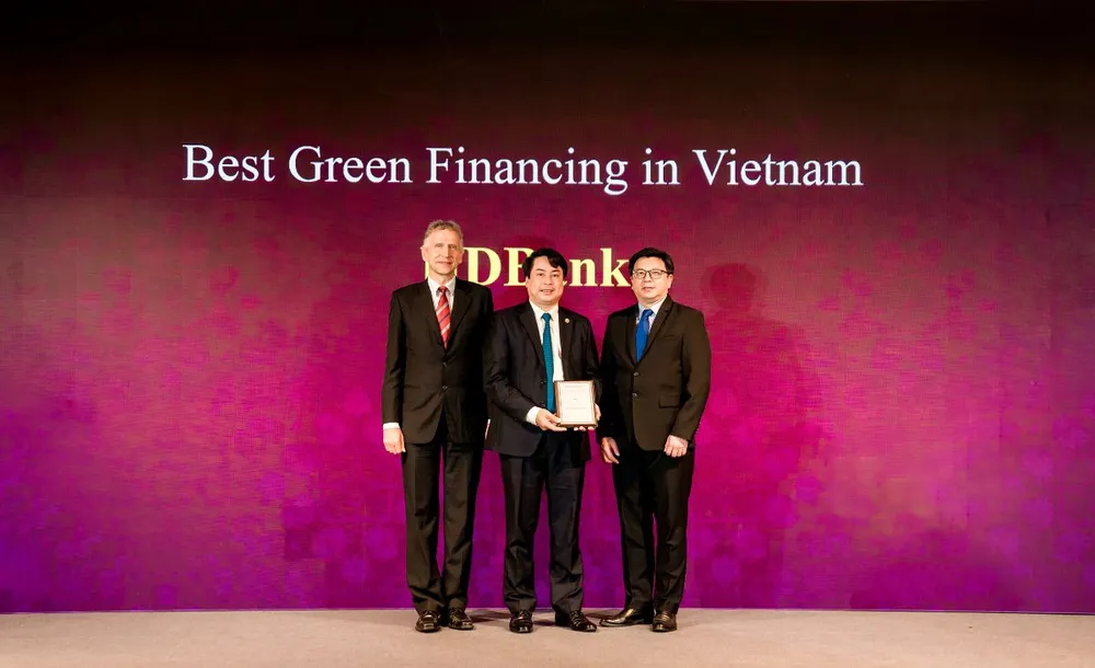 Đại diện Lãnh đạo HDBank nhận giải thưởng từ The Asian Banker. HDBank nhận giải thưởng Tổ chức Tài chính Xanh tốt nhất Việt Nam.png