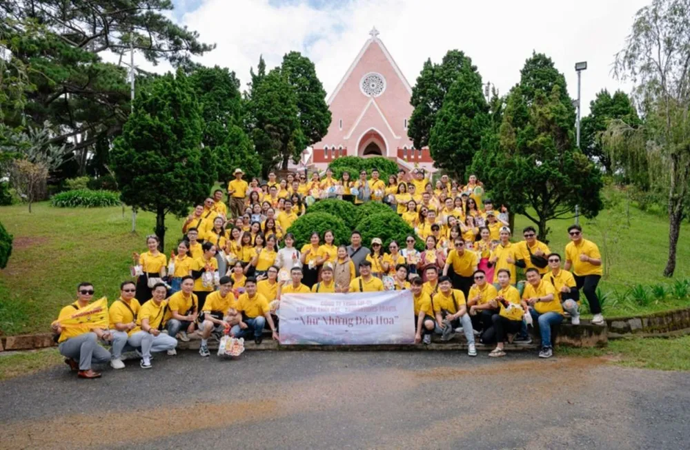 Toàn thể nhân viên công ty du lịch Saigontimes Travel. Toàn thể nhân viên công ty du lịch Saigontimes Travel.jpg