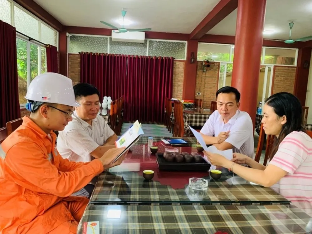 Nhân viên EVNNPC tư vấn khách hàng sử dụng điện tiết kiệm. Nhân viên EVNNPC tư vấn khách hàng sử dụng điện tiết kiệm.jpg