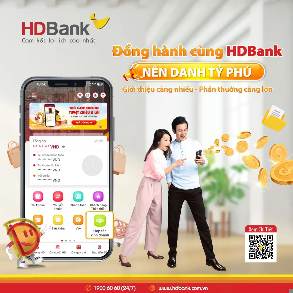 Khách hàng rộn ràng ‘may túi ba gang” đến HDBank nhận vàng SJC.jpg