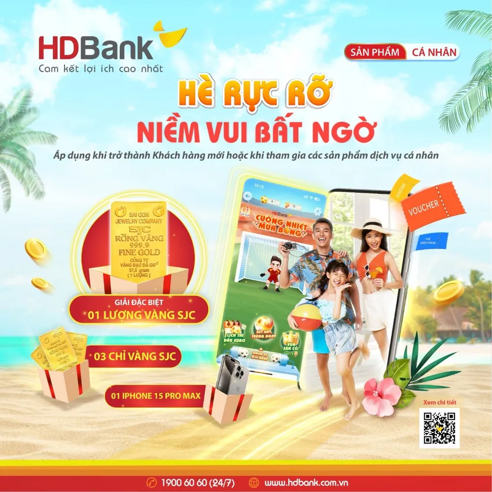 Khách hàng rộn ràng ‘may túi ba gang” đến HDBank nhận vàng SJC.jpg