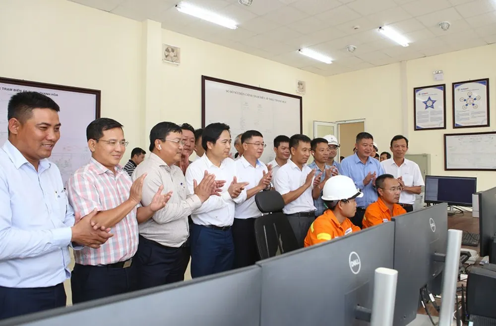 Lãnh đạo EVNNPT cùng các đơn vị liên quan chứng kiến thời khắc đóng điện Dự án đường dây 500kV mạch 3 cung đoạn Quỳnh Lưu – Thanh Hóa. Lãnh đạo EVNNPT cùng các đơn vị liên quan chứng kiến thời khắc đóng điện Dự án đường dây 500kV mạch 3 cung đoạn Quỳnh Lưu – Thanh Hóa.jpg