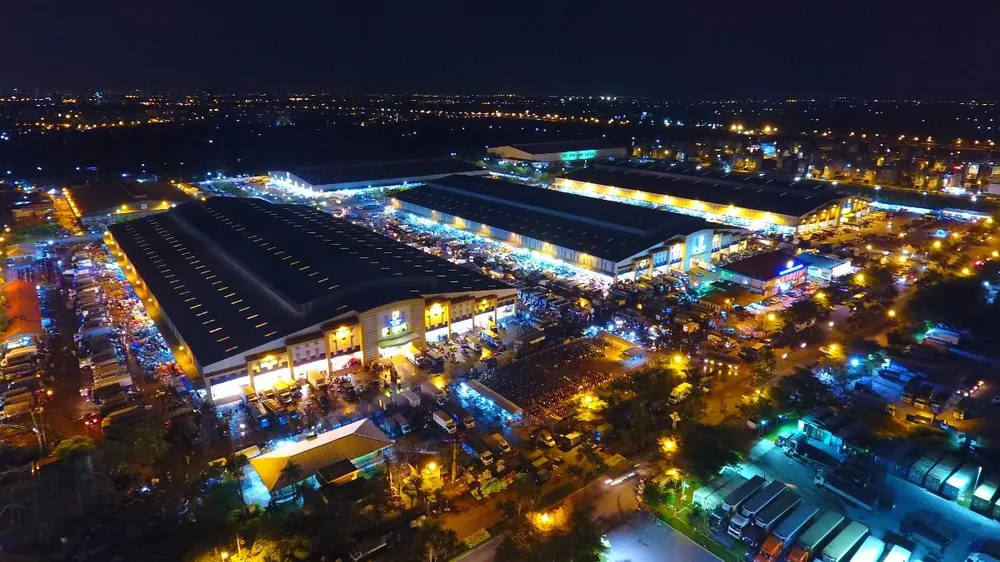 Chợ đầu mối Nông sản Thực phẩm Bình Điền về đêm. Ảnh: SATRA Chợ đầu mối Nông sản Thực phẩm Bình Điền về đêm.JPG