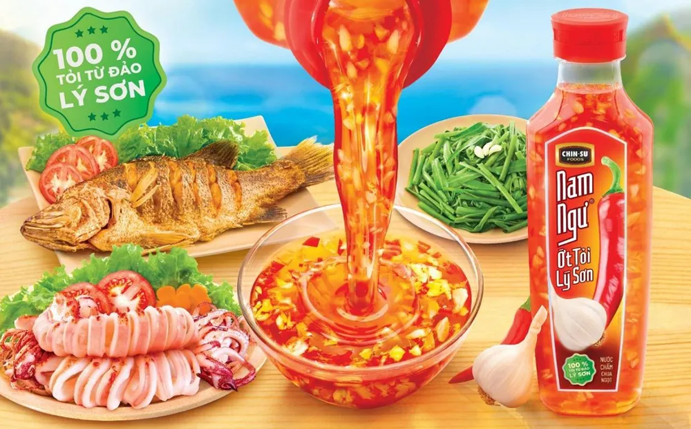 Chén nước mắm ớt tỏi chua ngọt luôn gắn liền với mâm cơm gia đình Việt.jpg