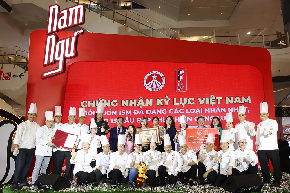 Nam Ngư xác lập kỷ lục Việt Nam với Gỏi cuốn sắc màu đa dạng các loại nhân nhất.jpg