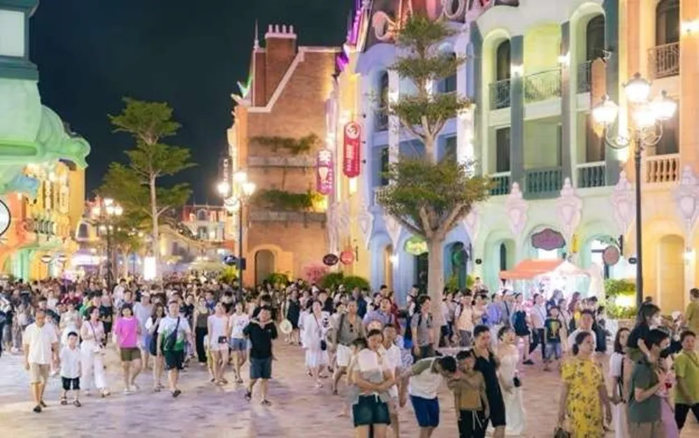 Lượng khách đông đảo tại Nha Trang tại Vinpearl Harbour là mơ ước của bất kỳ đơn vị kinh doanh nào. Lượng khách đông đảo tại Nha Trang tại Vinpearl Harbour là mơ ước của bất kỳ đơn vị kinh doanh nào.jpg
