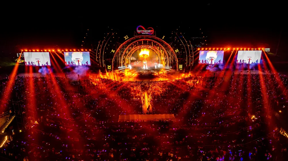 Siêu nhạc hội 8Wonder Winter Festival tại Phú Quốc quy tụ hàng chục nghìn người. Siêu nhạc hội 8Wonder Winter Festival tại Phú Quốc quy tụ hàng chục nghìn người.jpg