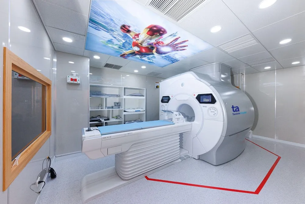 Hệ thống chụp MRI 3 Tesla hiện đại, ứng dụng trí tuệ nhân tạo chẩn đoán bệnh tim mạch, thần kinh, cơ xương khớp… tại Phòng khám Đa khoa Tâm Anh quận 7. Ảnh: Phòng khám Đa khoa Tâm Anh quận 7. phong-kham-da-khoa-tam-anh-quan-7-chinh-thuc-di-vao-hoat-dong-2.jpg