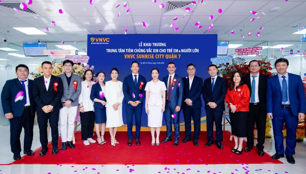 Đại diện lãnh đạo các hãng vắc xin và dược phẩm hàng đầu thế giới Sanofi, Abbott, Pfizer, MSD, Takeda... và các đối tác chiến lược của VNVC có mặt chúc mừng sự kiện khai trương VNVC Sunrise City quận 7. Ảnh: Tấn Lộc Người dân TP.HCM có thêm trung tâm tiêm chủng VNVC an toàn, chất lượng cao.png