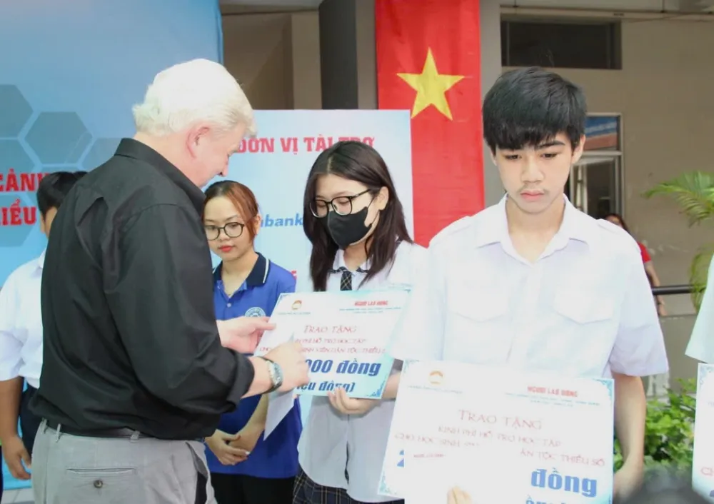 Ông Kevin Moore, GĐ Điều hành Công ty VWS trao học bổng Nguyễn Hữu Thọ cho các em học sinh. cong-ty-vws-trao-hang-tram-suat-hoc-bong-nguyen-huu-tho-2.jpg