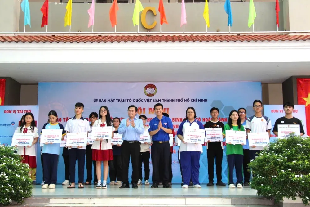 Đại diện Ủy ban MTTQ Việt Nam TP.HCM trao học bổng Nguyễn Hữu Thọ cho các em sinh viên. cong-ty-vws-trao-hang-tram-suat-hoc-bong-nguyen-huu-tho-3.jpg