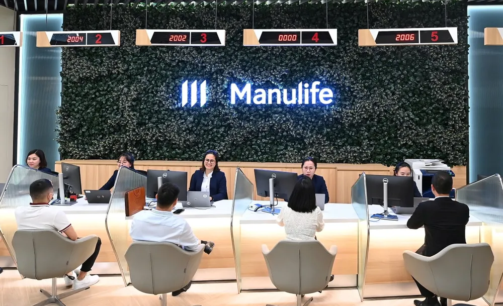 Khách hàng đang giao dịch tại Manulife Việt Nam. tap-doan-manulife-kinh-doanh-quy-ii-2024-tang-truong-an-tuong-2.jpg