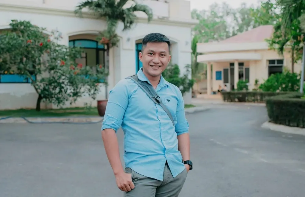 Anh Đào Bá Thi, một thợ lắp camera tại Biên Hòa (Đồng Nai) may mắn trở thành khách hàng tiếp theo của chương trình “Hè nóng thưởng nóng, giải nhiệt trúng thiệt khi trúng tới 350 triệu đồng nhờ uống Trà Xanh Không Độ. (Hình: NVCC). Đồng Nai: Một người trúng 350 triệu đồng nhờ uống Trà Xanh Không Độ.jpg