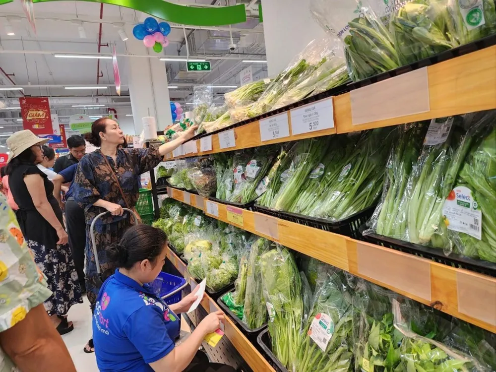 Rau củ quả tươi ngon luôn sẵn sàng phục vụ người tiêu dùng Thêm Co.opmart mới tại TP.HCM .jpg