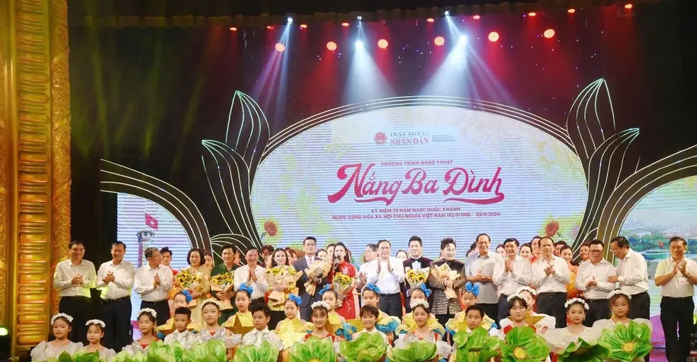 Chủ tịch Quốc hội Trần Thanh Mẫn và các đại biểu tặng hoa các nghệ sỹ biểu diễn tại chương trình. Mãi tự hào về một “Mùa thu lịch sử”.jpg