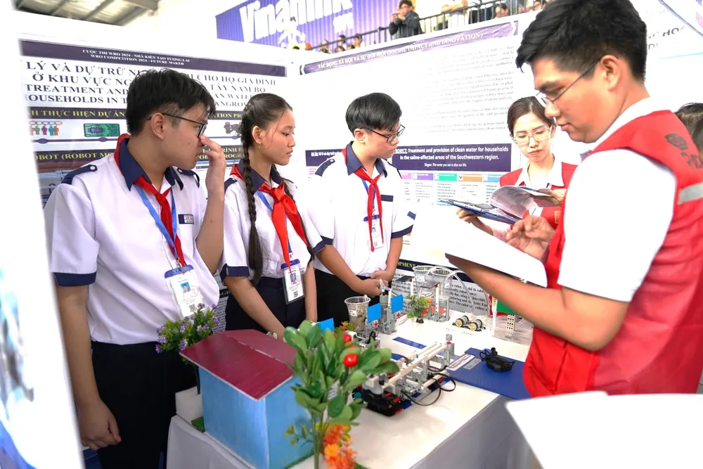 Nhà vô địch Robotacon WRO 2024 nhận giải thưởng đặc biệt của Vinamilk cho dự án robot vì môi trường.JPG