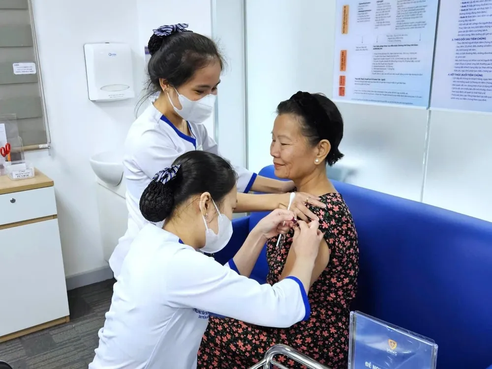 Người lớn tuổi tiêm vắc xin mới phòng 23 chủng phế cầu tại VNVC sáng 28-8. Ảnh: Hoa Lân Thêm vắc xin phế cầu mới cho người dân Việt Nam.jpg