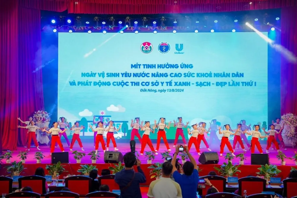 Văn nghệ hưởng ứng tại lễ Mít tinh unilever-dong-hanh-cung-bo-y-te-khoi-dong-cuoc-thi-co-so-y-te-xanh-sach-dep-lan-thu-i-3.jpg