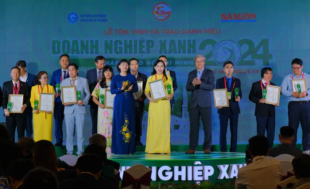 Đại diện Công ty Phát triển Kinh tế Duyên hải (COFIDEC), đơn vị thành viên của SATRA nhận danh hiệu “Doanh nghiệp xanh TP.HCM năm 2024” satra-tiep-tuc-nhan-danh-hieu-doanh-nghiep-xanh-tp-hcm-nam-2024-2.jpg