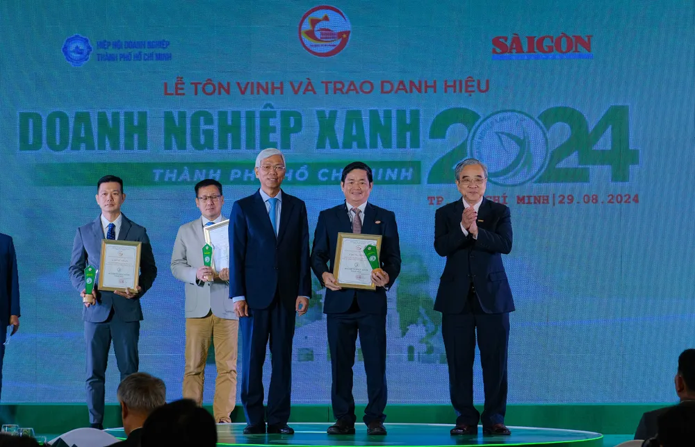 Ông Lâm Quốc Thanh, Tổng Giám đốc SATRA nhận danh hiệu “Doanh nghiệp xanh TPHCM năm 2024”. satra-tiep-tuc-nhan-danh-hieu-doanh-nghiep-xanh-tp-hcm-nam-2024.jpg