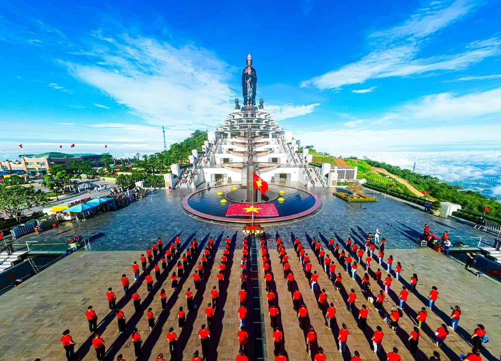 Núi Bà Đen hút hàng vạn du khách đến vui chơi và tham dự dâng đăng mừng  Quốc khánh | Báo Pháp Luật TP. Hồ Chí Minh