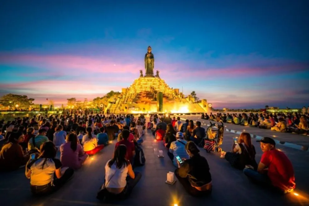 Dâng đăng trên đỉnh núi Bà Đen. Ảnh: Nguyễn Minh Tú trung-thu-ve-tay-ninh-tham-du-hoi-yen-dieu-tri-cung-va-thuong-thuc-dem-nhac-cam-ly-4.jpg
