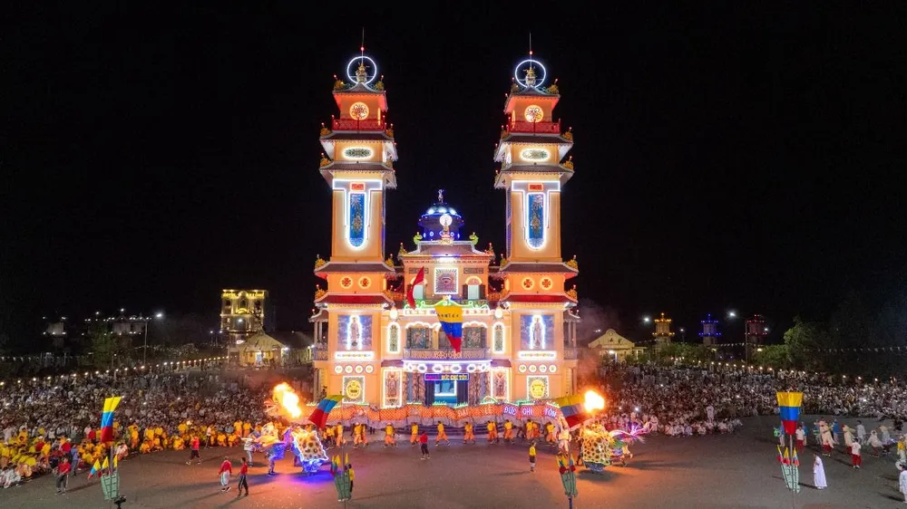 Toà Thánh của đạo Cao Đài trong đêm hội. Ảnh: Sun World Ba Den Mountain trung-thu-ve-tay-ninh-tham-du-hoi-yen-dieu-tri-cung-va-thuong-thuc-dem-nhac-cam-ly.jpeg