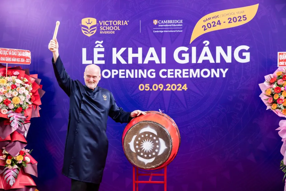 ThS. David Rynne, Tổng Hiệu trưởng Victoria School - Riverside đánh trống khai giảng năm học mới. Không khí khai giảng rộn ràng tại Hệ thống trường học Hạnh phúc với sự đồng hành của UNESCO.jpg